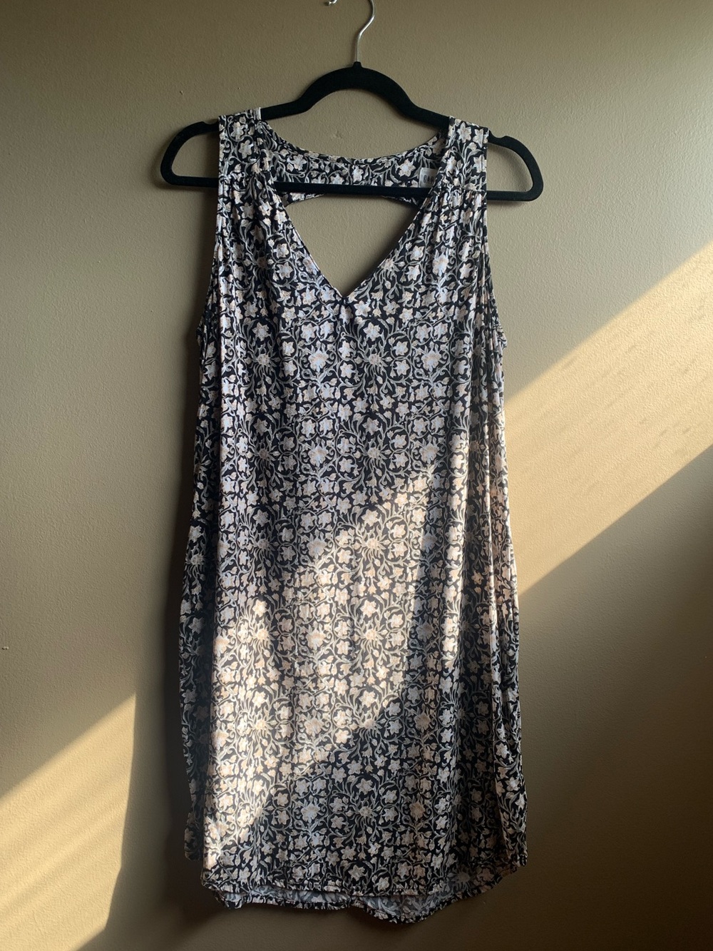 GAP Women's Black Floral Sleeveless V-Neck Dress with Cream Flowers Size Small
